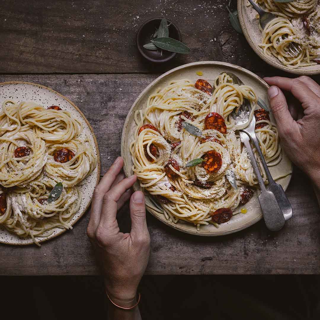 Espaguetis con Chorizo Chileno y Salsa Cremosa